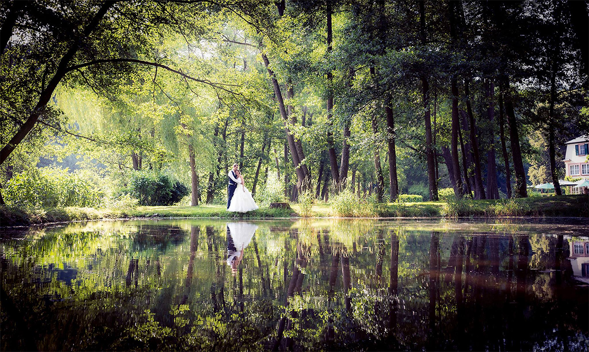 Brautpaar beim Fotoshooting am See Luxembourg mit Spiegelung im Wasser